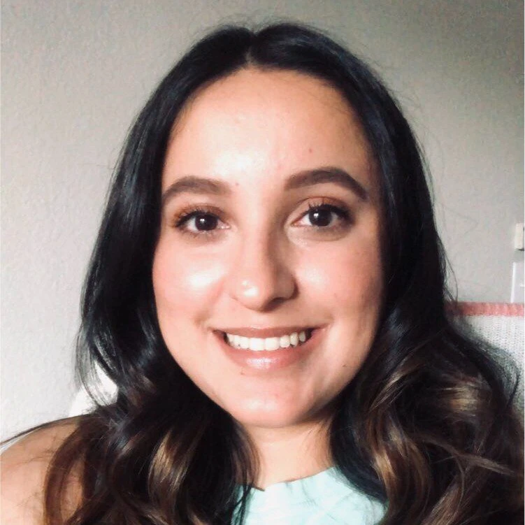 Leslly Navarro - Customer Service